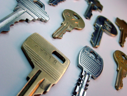 closeup photo of various types of keys